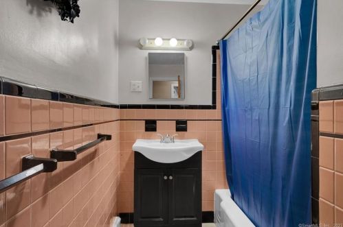 4 Mitchell Dr, Enfield CT 06082-4916 exterior