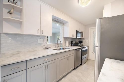 2047 Hbr Ln, Naples FL 34104-4218 exterior