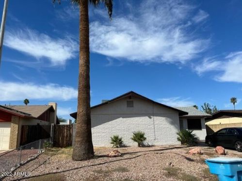 3340 Desert Cv Ave, Phoenix AZ 85028-3514 exterior