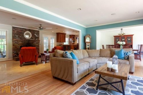 3255 Embry Hills Dr, Atlanta, GA 30341-4327