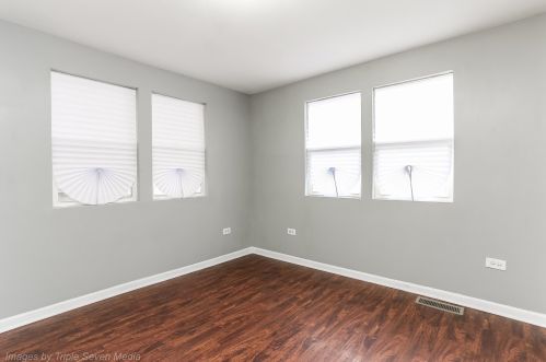 8122 Kingston Ave, Chicago IL 60617-1231 exterior