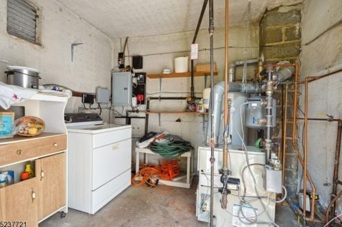 72 Fellswood Dr, Livingston NJ 07039-2238 exterior