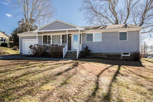 23 Concord Dr, Middletown, RI 02842-5260