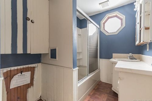 43 Elro St, Manchester CT 06040-4228 exterior