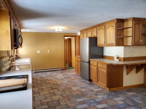 4 Kulas Ter, Seymour CT 06483-2715 exterior