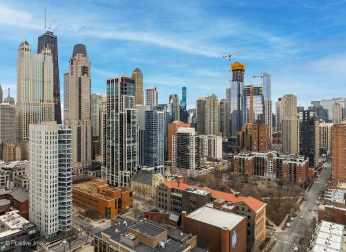 111 Maple St, Chicago IL 60610-5401 exterior