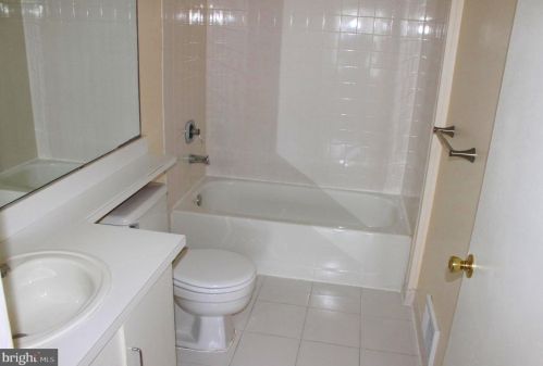 17 Mendrey Ct, Trenton NJ 08648-2661 exterior