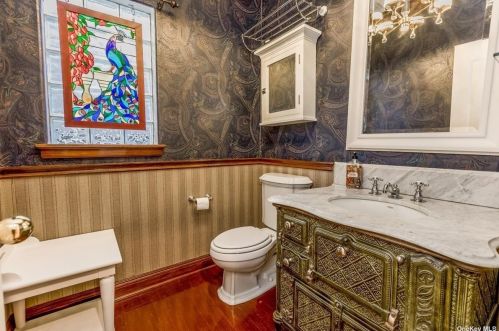 206 Windwatch Dr, Hauppauge NY 11788-3349 exterior