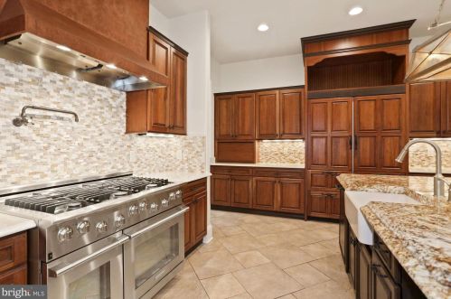 7449 Dulany Dr, Mc Lean VA  22101-2716 exterior