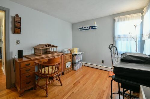 9 Hamilton Ct, Enfield CT 06082-3910 exterior