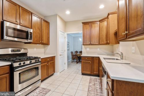 37 Sparrow Dr, Trenton NJ  08690-2400 exterior