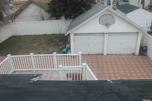 39 Waldinger St, Valley Stream NY 11580-3806 exterior