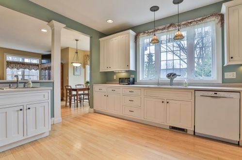 8 Oakmont Dr, Concord NH 03301-6916 exterior