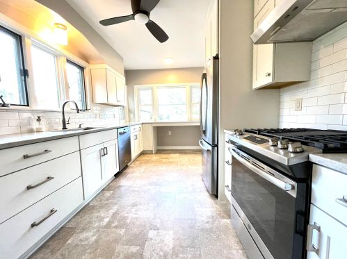 5006 Santa Monica Blvd, Milwaukee WI  53217-5534 exterior