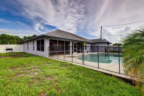 912 Paar Dr, Fort Pierce FL 34953-5623 exterior