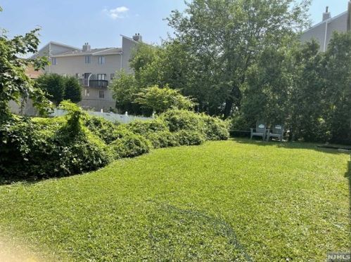 167 Roosevelt Pl, Palisades Park NJ 07650-1152 exterior