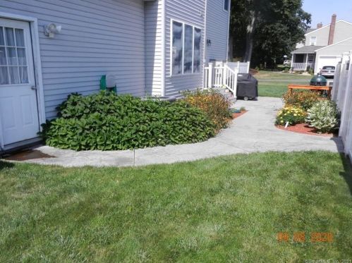 16 Misty Mdw Rd, Enfield CT 06082-3943 exterior