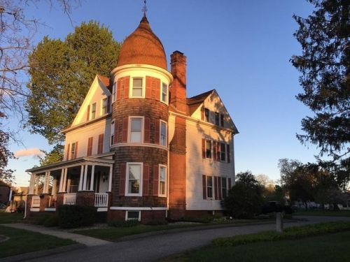 230 Fairview Ave, Chicopee, MA 01013-2952