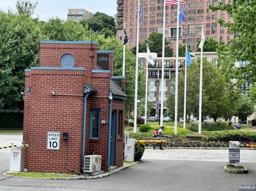 202 Nelson Ct, Edgewater NJ  07020-1631 exterior