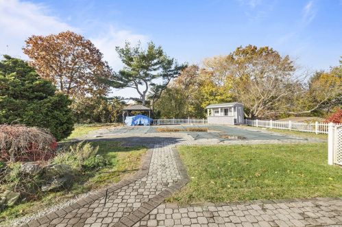 76 Grissom Way, Hauppauge NY 11788-4416 exterior