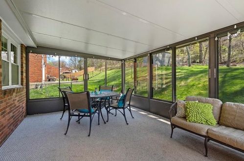 389 Holiday Park Dr, Pittsburgh PA 15239-2364 exterior