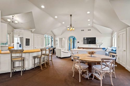 9303 Vly Hl Rd, Milwaukee WI 53217-1039 exterior