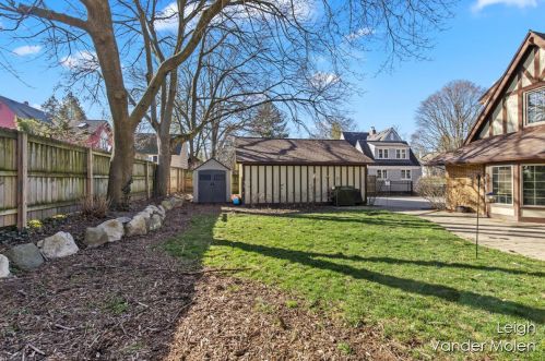 910 Pinecrest Ave, Grand Rapids MI 49506-3437 exterior