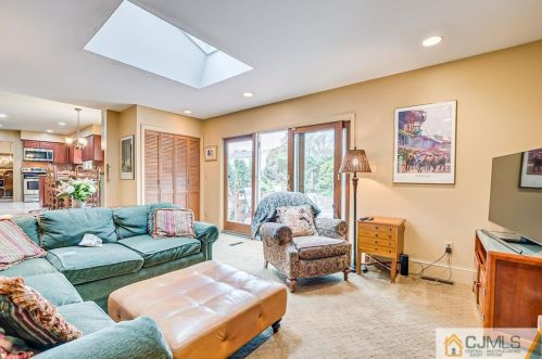 68 Monroe Ave, Edison NJ 08820-3724 exterior