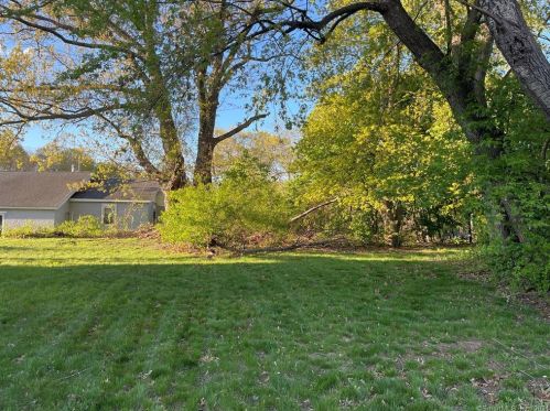 2 Bernardino Ave, Enfield CT 06082-1842 exterior