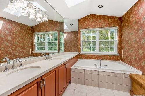 206 Windwatch Dr, Hauppauge NY 11788-3349 exterior