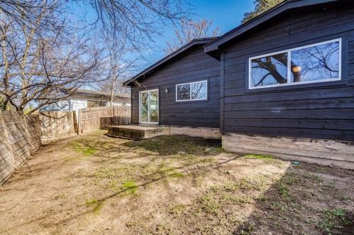 5315 Downs Dr, Austin TX 78721-2205 exterior