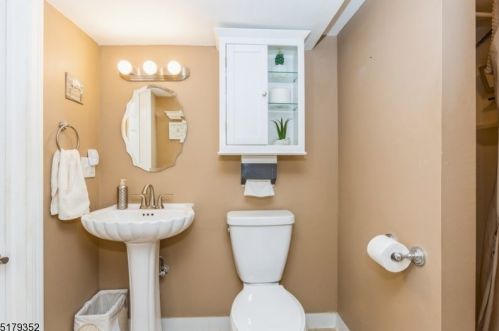 26 Acorn Dr, Clark NJ 07066-2109 exterior