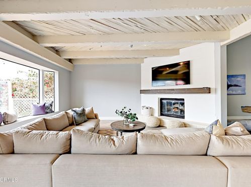 2311 Victoria Ave, Oxnard CA 93035-2969 exterior