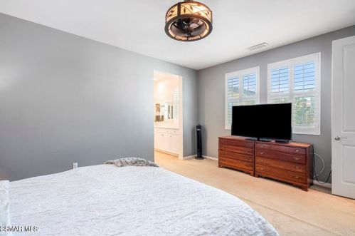 3204 Lisbon Ln, Oxnard CA 93036-7623 exterior