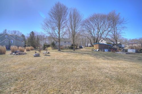 18 Comstock Ave, Uncasville CT 06382-2603 exterior