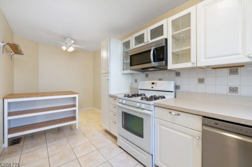 124 Exeter Ct, Piscataway NJ  08854-2178 exterior