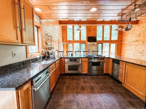 334 Ledge Rd, Killingly CT 06241-1910 exterior