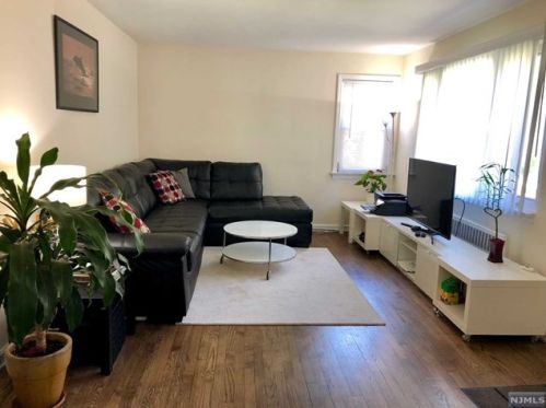 188 Henry St, Teaneck NJ  07666-3906 exterior