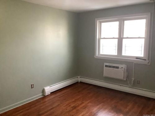 915 211th St, Bronx NY  10469-1107 exterior