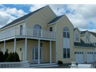 9 Lowell St, Seabrook, NH 03874-4829