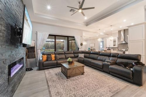 533 7 St, Naples FL 34102-0060 exterior