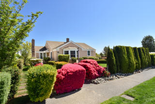 1906 35th Ave, Seattle WA  98199-3908 exterior