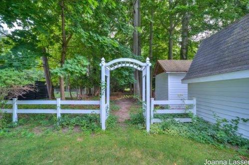 633 Randall Rd, Meskegon MI 49441-4953 exterior