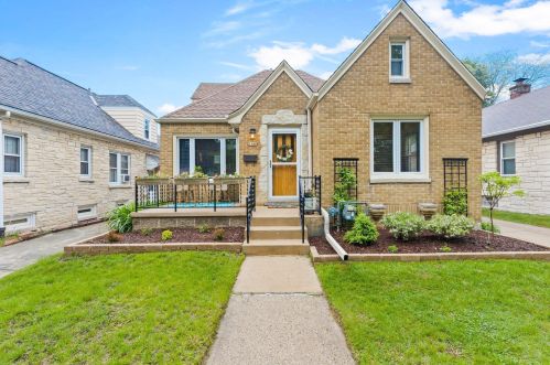 3140 32nd St, Milwaukee, WI 53215-4233