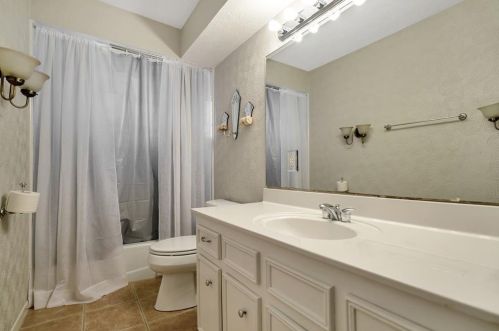 221 Normal Park Dr, Huntsville TX 77320-3438 exterior