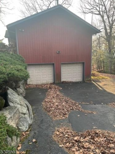 16 Vanderbilt Dr, Livingston NJ 07039-6102 exterior