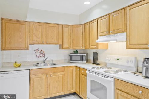 3865 Manzanita Pl, Alexandria, VA 22309-1429