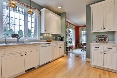 8 Oakmont Dr, Concord NH 03301-6916 exterior