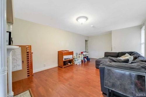 242 Franklin Ave, Hasbrouck Heights NJ 07604-1202 exterior