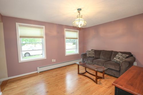 7 Whittaker Cir, Concord NH 03303-1589 exterior